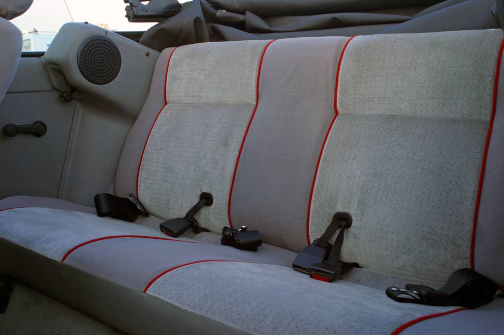 Ford Escort XR3 conversível 1985 Espaço no banco traseiro foi sacrificado para acomodar a capota recolhida