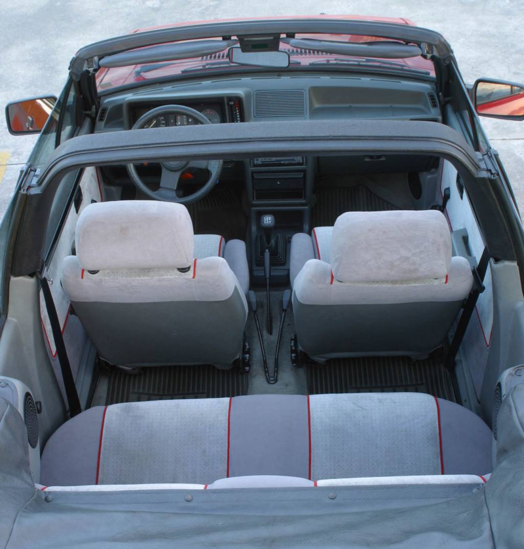 Ford Escort XR3 conversível 1985 Para baixar a capota, basta soltar duas travas que ficam sobre as janelas do motorista
