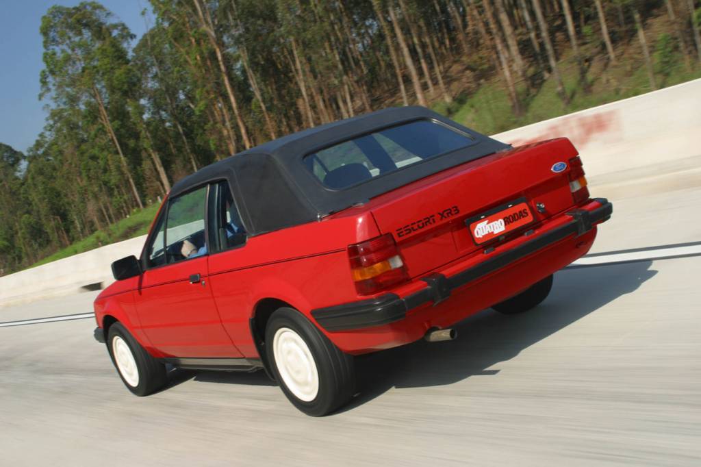 Ford Escort XR3 conversível 1985 A vigia é de vidro e tem desembaçador elétrico