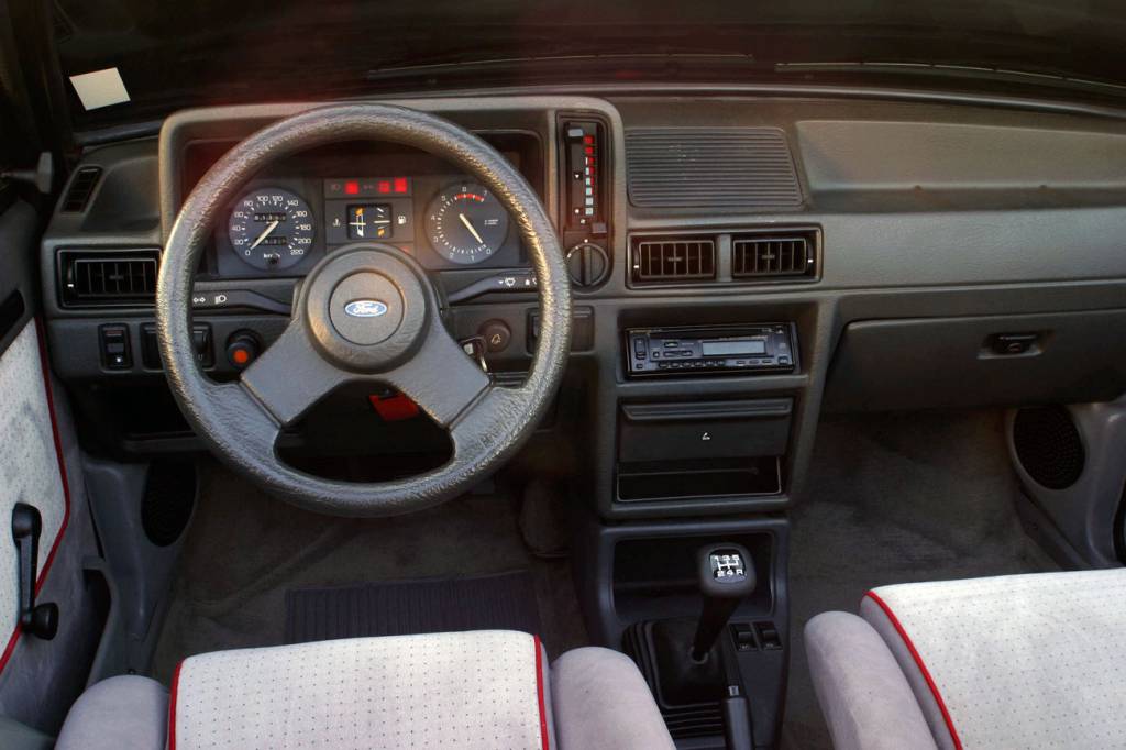 Ford Escort XR3 conversível 1985 Volante pequeno proporciona reações rápidas e bom diálogo entre carro e motorista