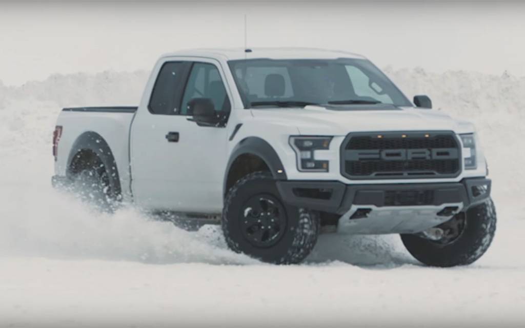 Ken Block se diverte com F-150 Raptor no meio da neve