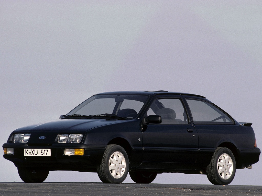 Ford Sierra 1982 em posição 3x4 de frente