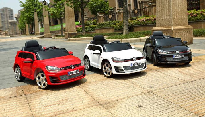 Três Golf GTI elétrico em posição 3x4 de frente