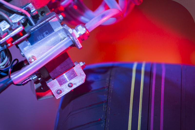 Robô esculpe pneu novo para testes de homologação do fabricante