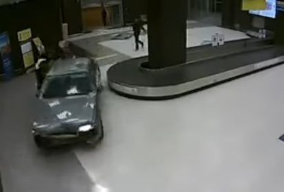 Homem foge de carro dentro de aeroporto