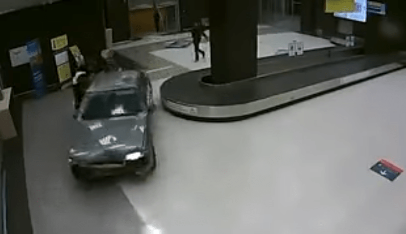 Homem foge de carro dentro de aeroporto