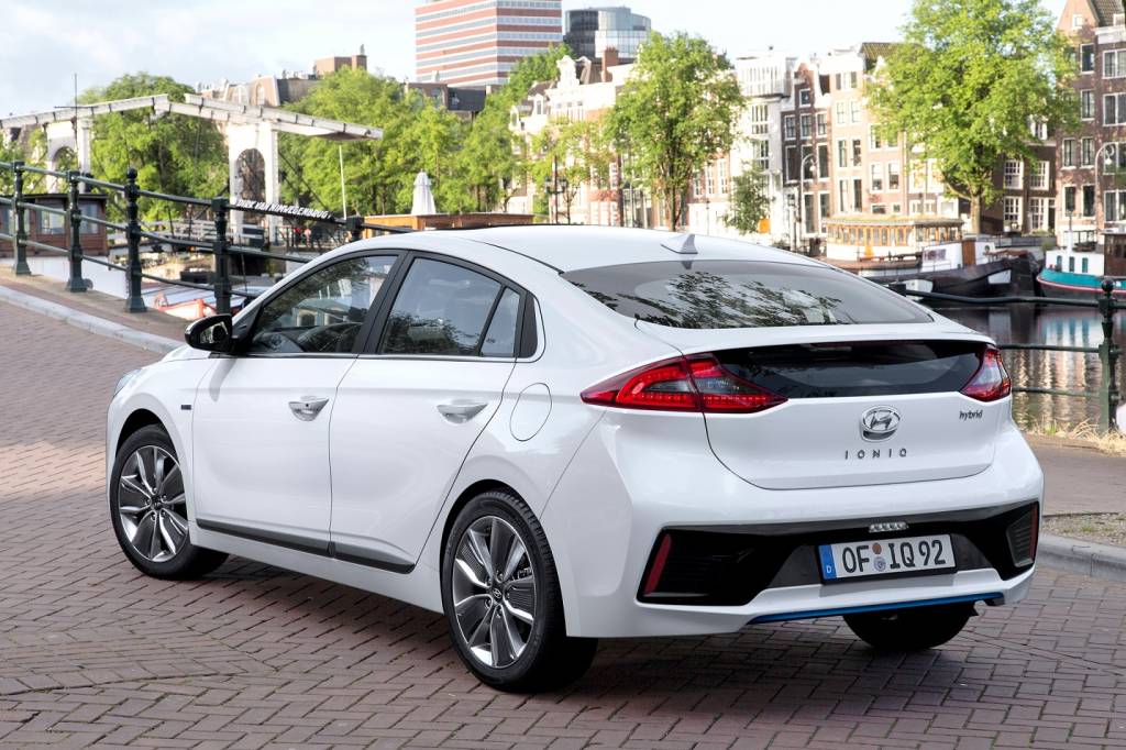 Hyundai Ioniq em posição 3x4 de traseira