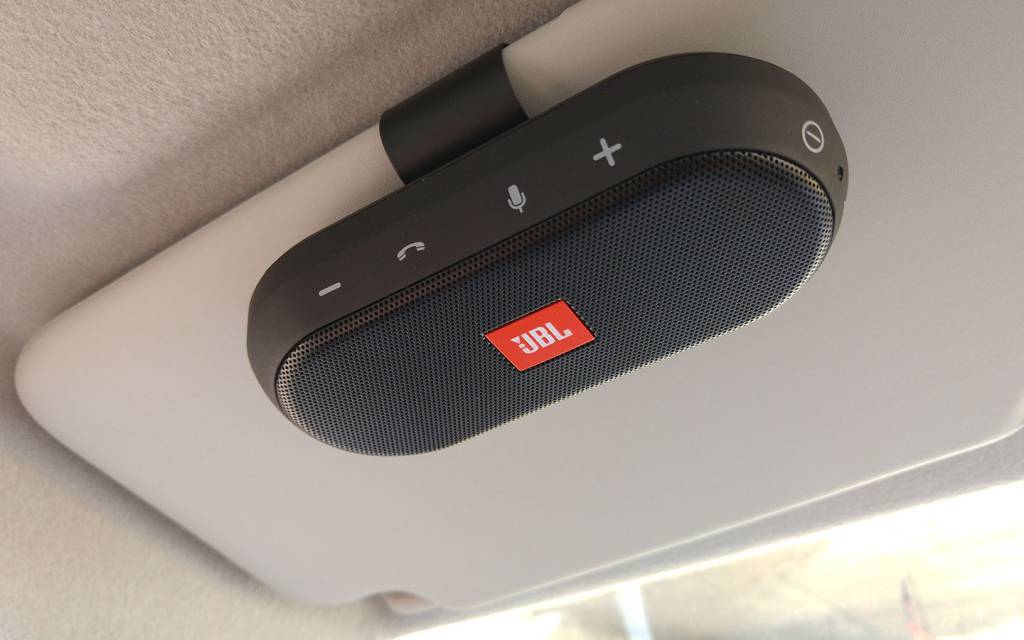 Presa no para-sol do carro, a Trip permite direcionar o som diretamente para o usuário
