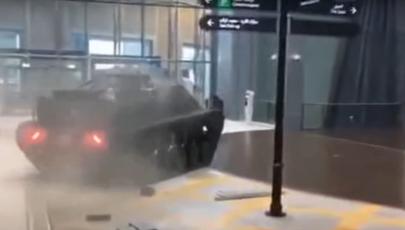 Jeremy Clarkson derruba parede de shopping com tanque de guerra