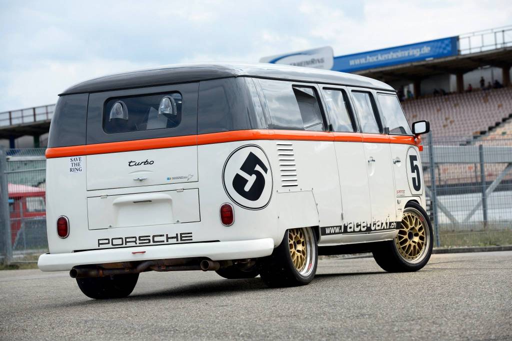 Kombi Race Taxi em posição 3x4 de traseira