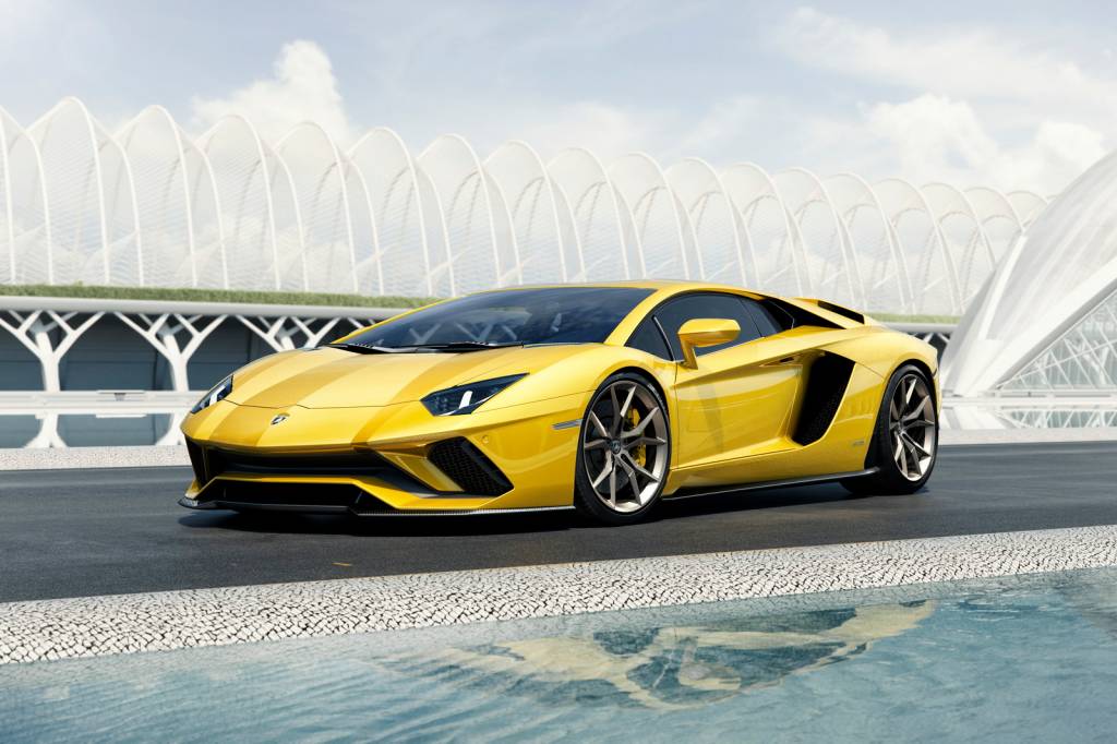 Lamborghini Aventador S em posição 3x4 de frente