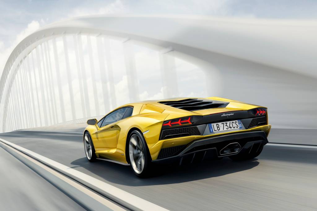 Lamborghini Aventador S Lamborghini Aventador S em posição 3x4 de traseira