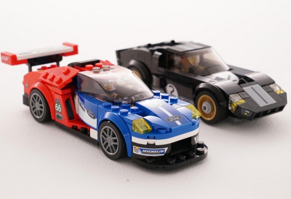 Uma miniatura de Lego do Ford GT40 e GT