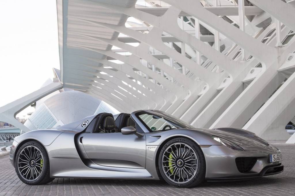 Porsche 918 na cor liquid metal chrome