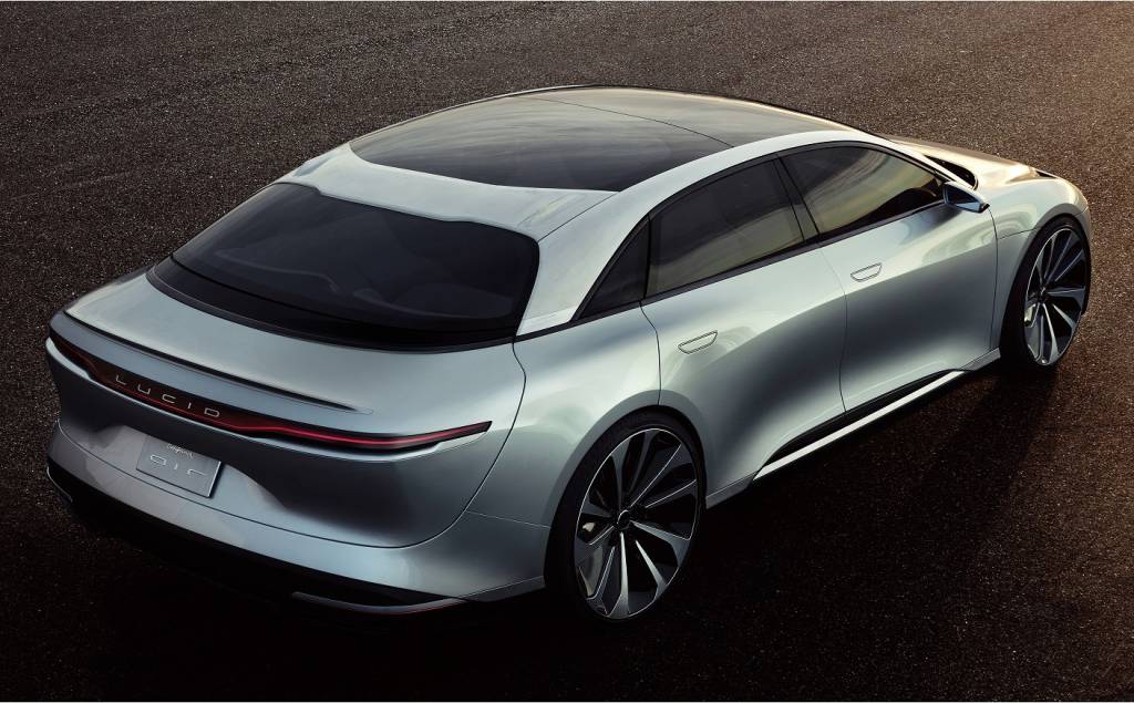 Lucid Air em posição 3x4 de traseira