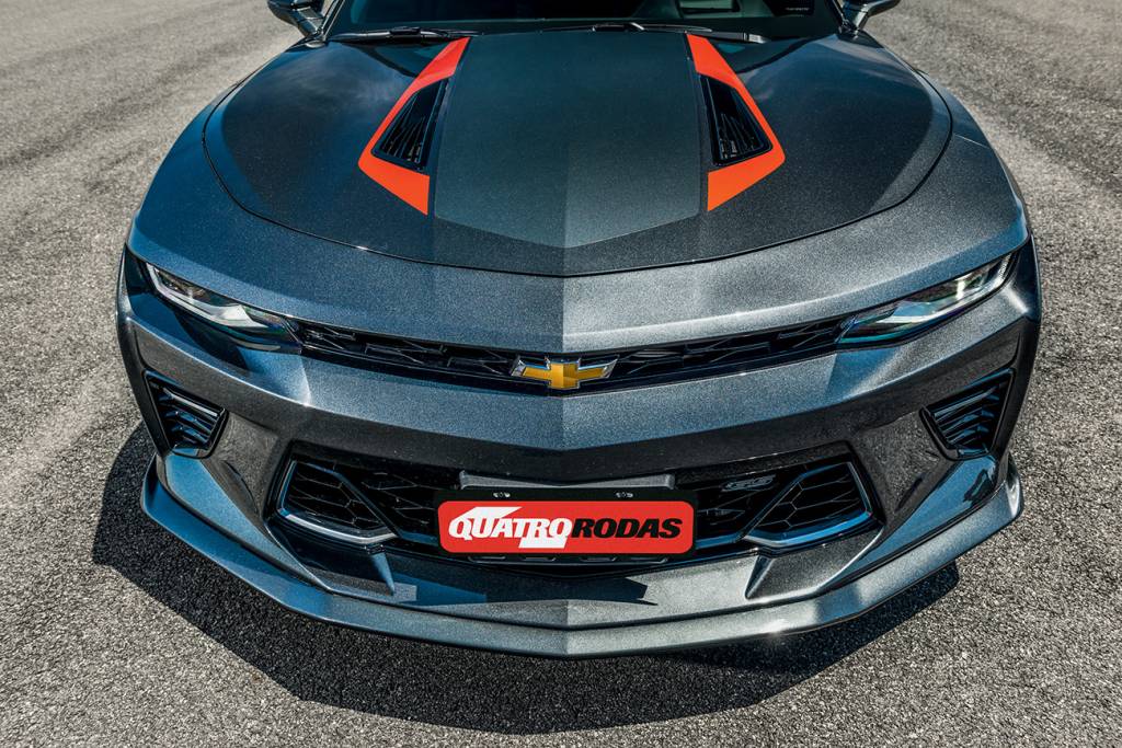 Chevrolet Camaro Fifty Dianteira com spoiler pronunciado diferencia a série Fifty