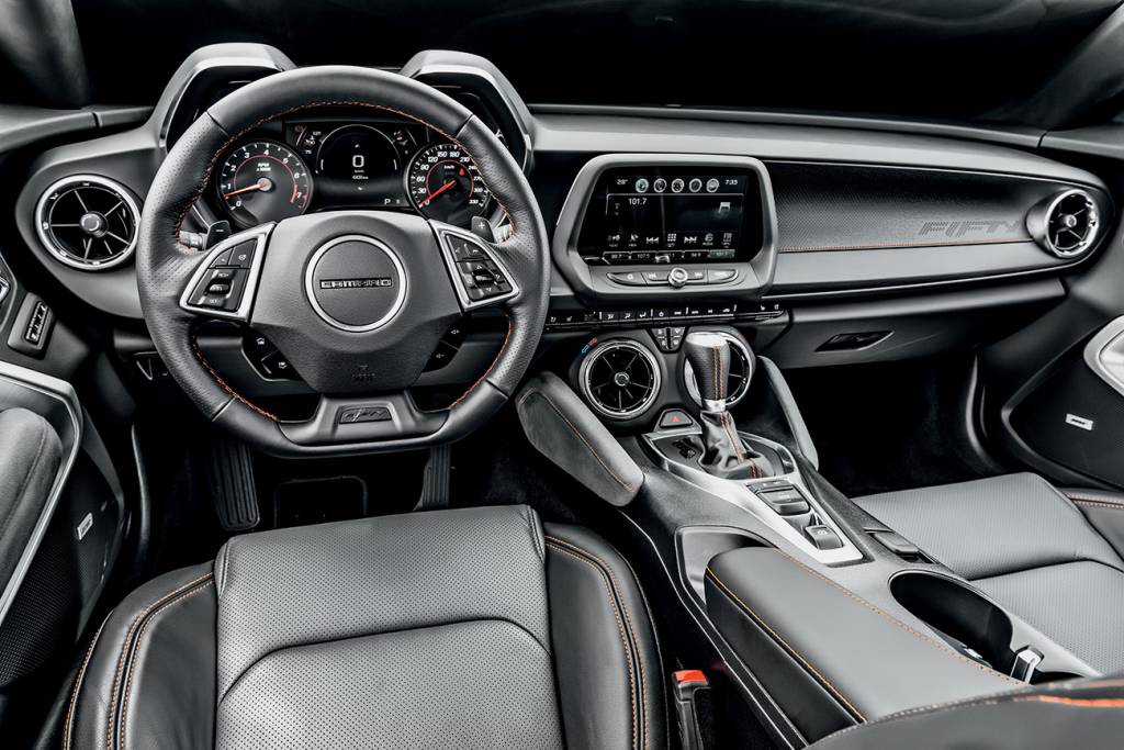 Chevrolet Camaro Fifty Painel abandonou as molduras individuais, mas ganhou tela central configurável