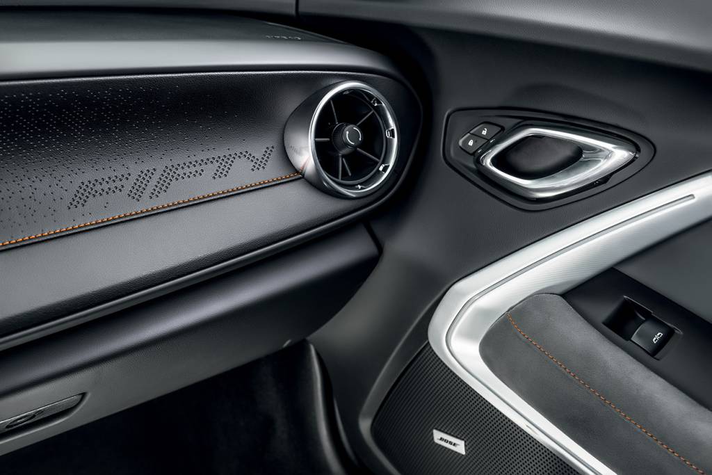 Chevrolet Camaro Fifty Interior mecla couro, camurça, alumínio e plásticos