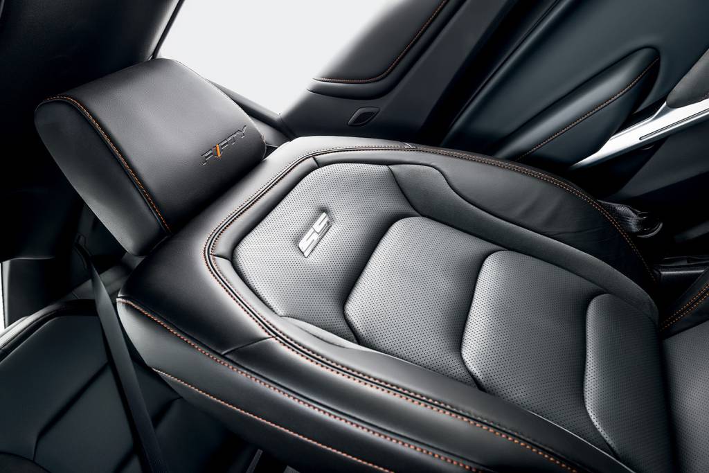 Chevrolet Camaro Fifty Bancos são grandes e confortáveis para um esportivo