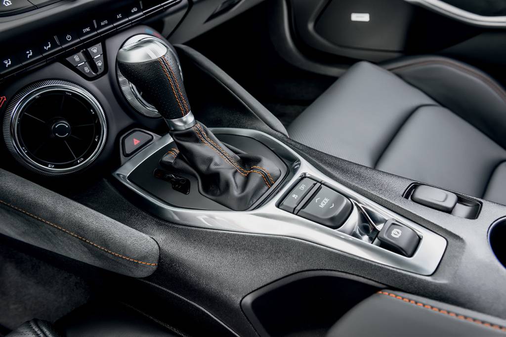 Chevrolet Camaro Fifty Os quatro instrumentos no console inferior foram substituídos por saídas de ar-condicionado