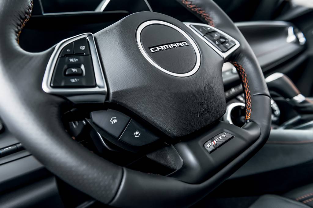 Chevrolet Camaro Fifty Direção com assistência elétrica fica mais pesada em modo Sport
