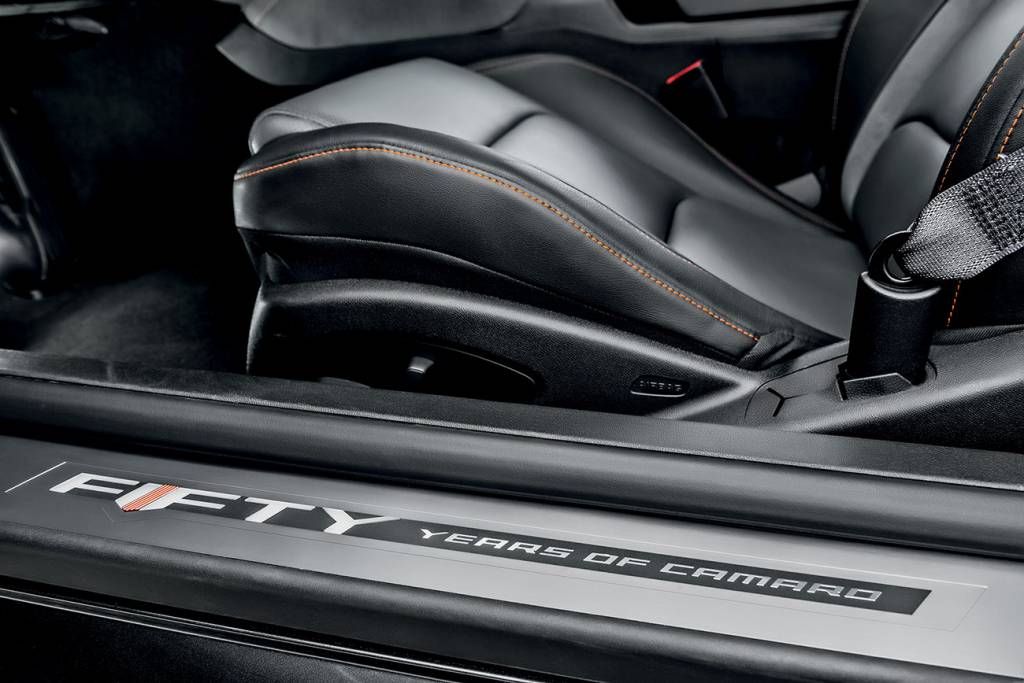 Chevrolet Camaro Fifty Emblema especial na soleira e bancos com ajustes elétricos