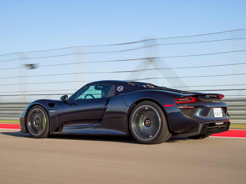 Porsche 918 Spyder na posição 3x4 de traseira