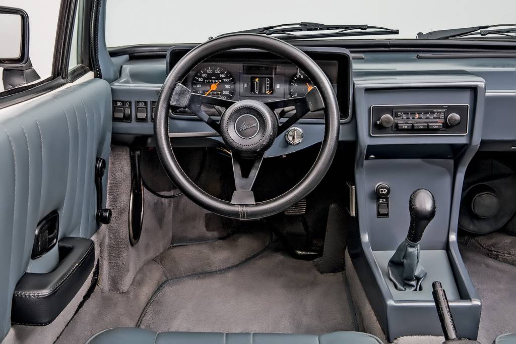 Interior simples, com instrumentos herdados do Escort XR3