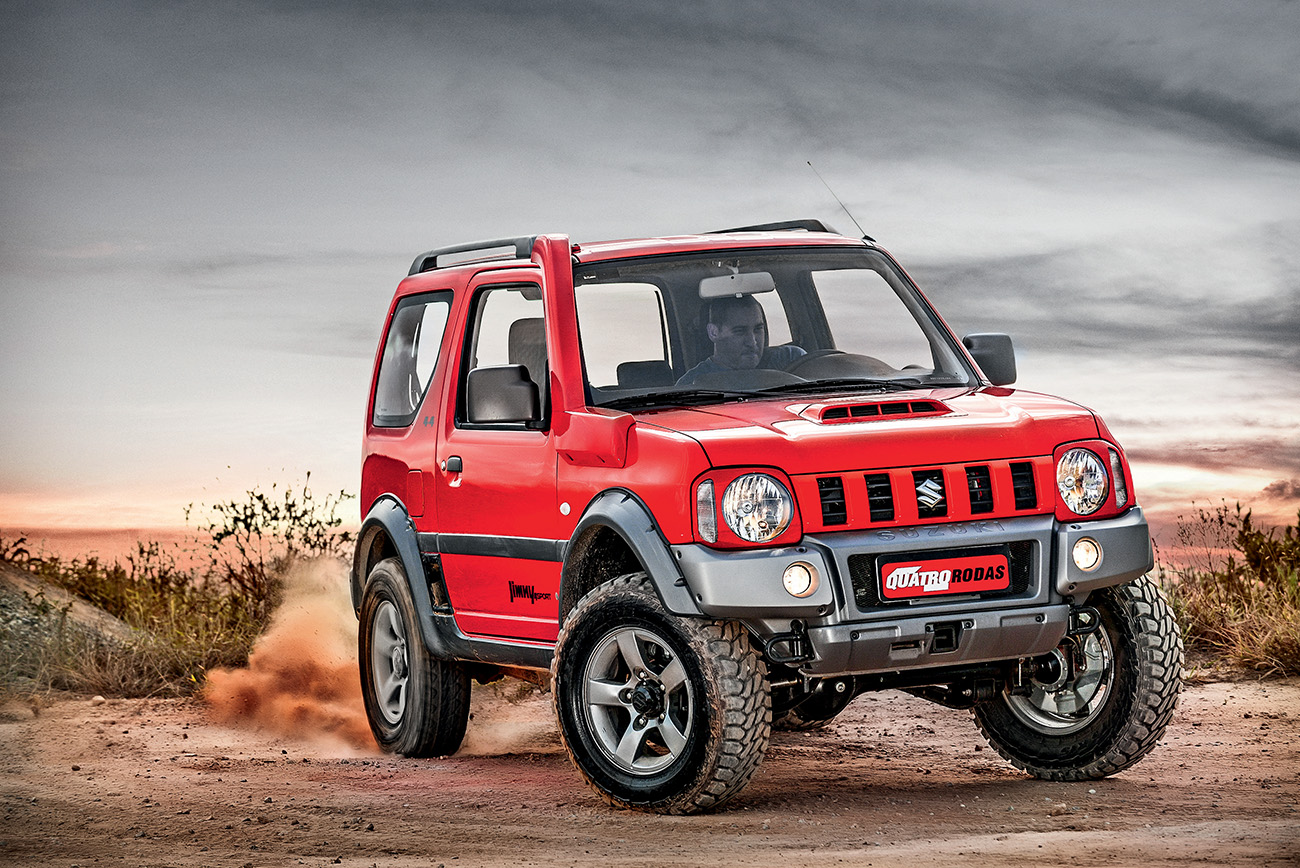 Suzuki Jimny Versão 4Sport tem pneus lameiros e para-choques de uso off-road. Snorkel é opcional