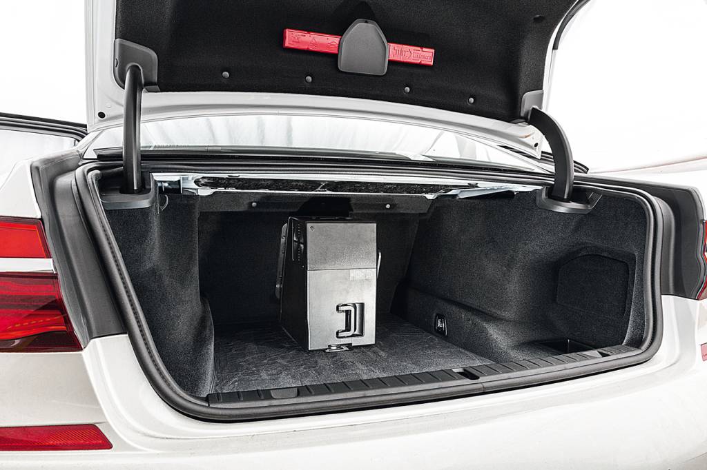 Geladeira pode ser remoida para liberar espaço (50 litros) no porta-malas