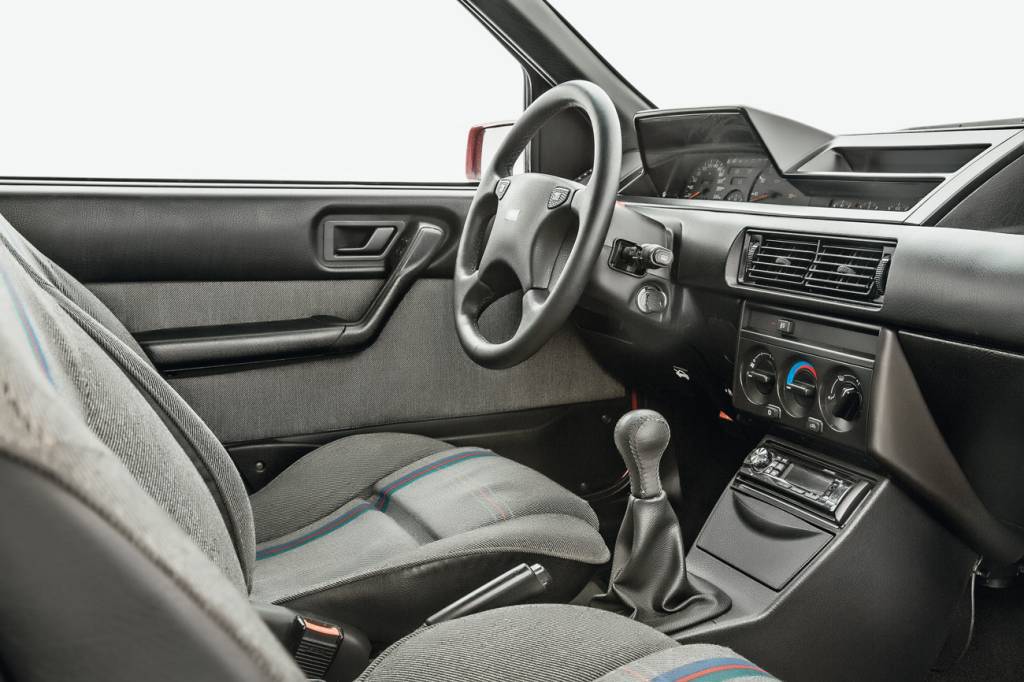 Fiat Tipo Esportividade também no interior: bancos esportivos e volante com aro revestido em couro