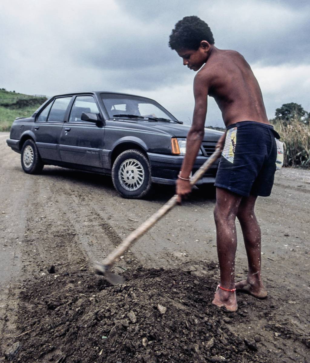 Nas estradas, crianças tapavam buracos em troca de uma gorjeta