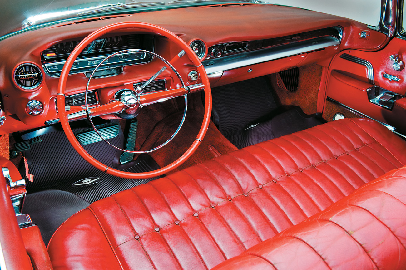 Interior vermelho, câmbio automático e o ar-condicionado no painel