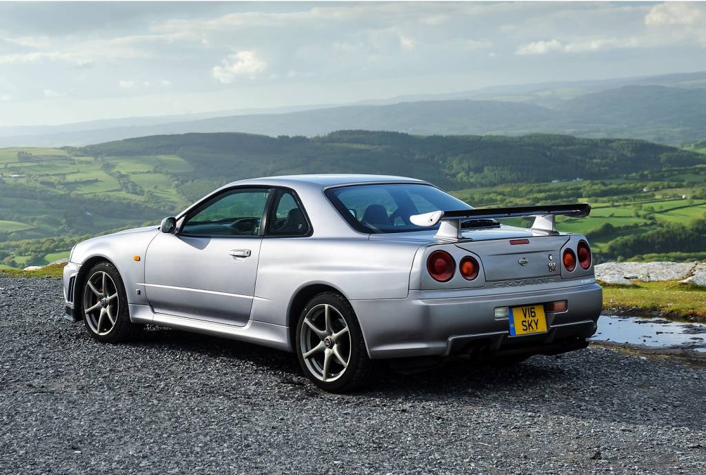 Skyline GT-R (R34) na posição 3x4 de traseira