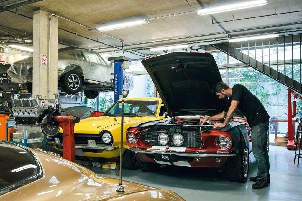 o dono, Tiago Jorge, se orgulha da arquitetura e da clientela: Corvette Split Window, Porsche 911, Maverick e Mustang Shelby