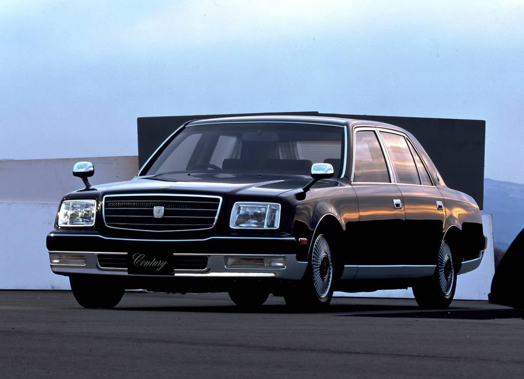 Toyota Century na posição 3x4 de frente