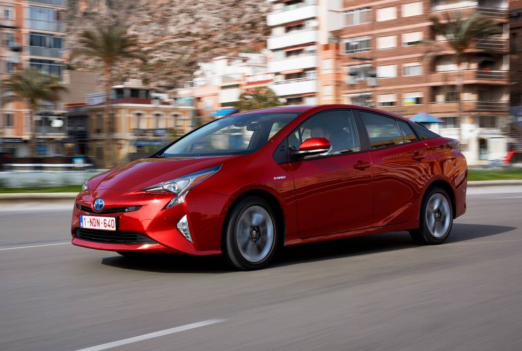 Toyota Prius em movimento na posição 3x4 de frente