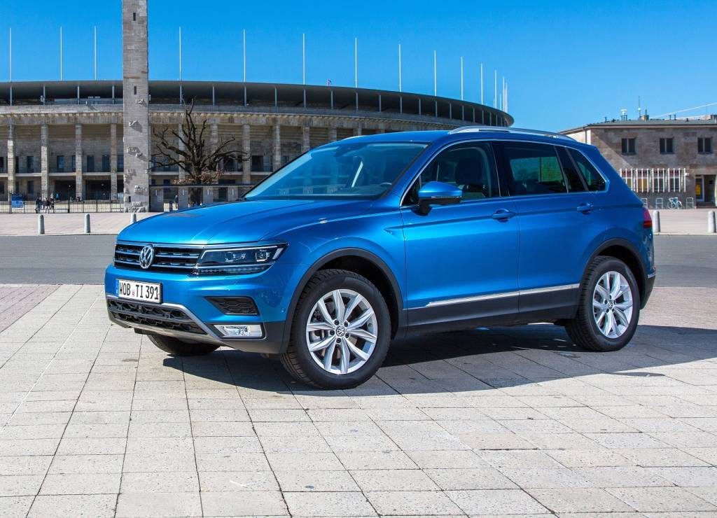 Volkswagen Tiguan em posição 3x4 de frente