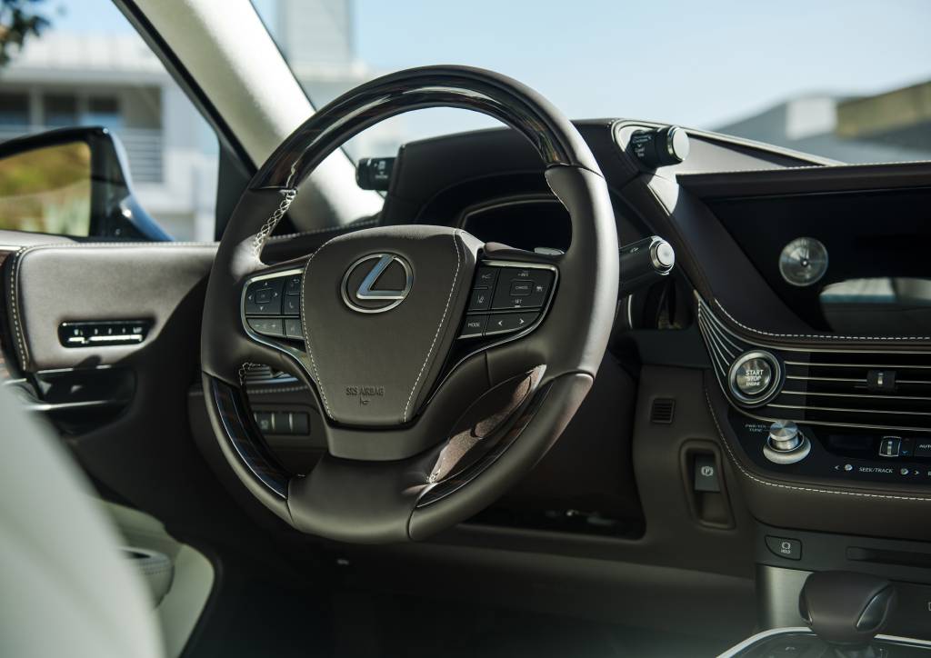 Novo Lexus LS Controles dos modos de condução ficam em duas pequenas hastes na parte superior do painel