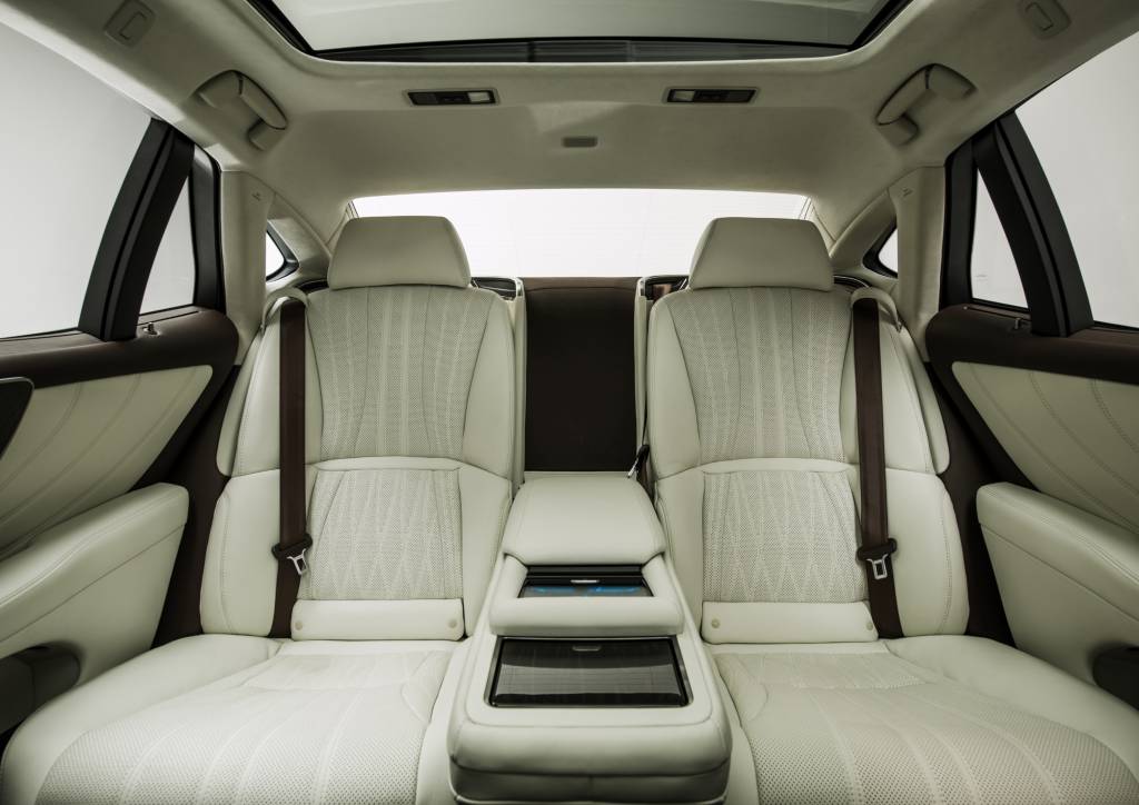 Novo Lexus LS Bancos traseiros possuem aquecimento, refrigeração, massageadores e ainda podem ser reclinados e elevados