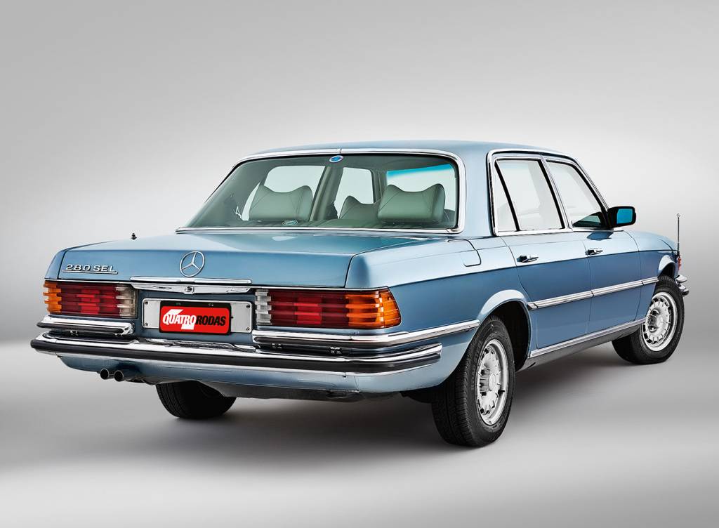 Mercedes-Benz 280 SEL A versão 280 SEL trazia um seis cilindros em linha de 185 cv