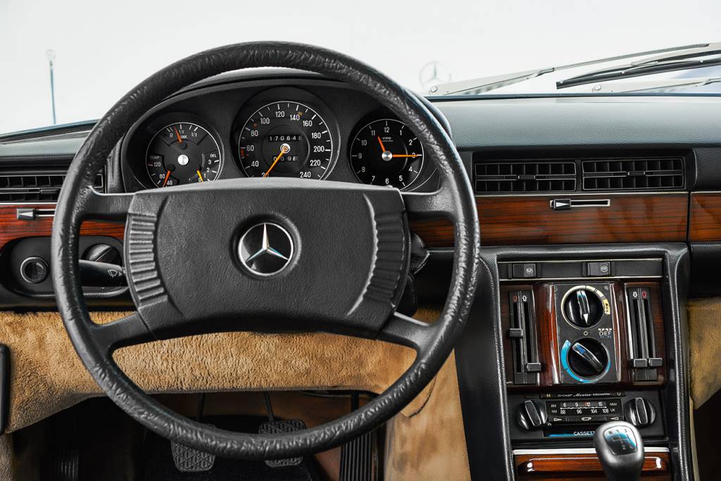 Mercedes-Benz 280 SEL Volante com nada menos que 41 cm de diâmetro e controles de ventilação verticais