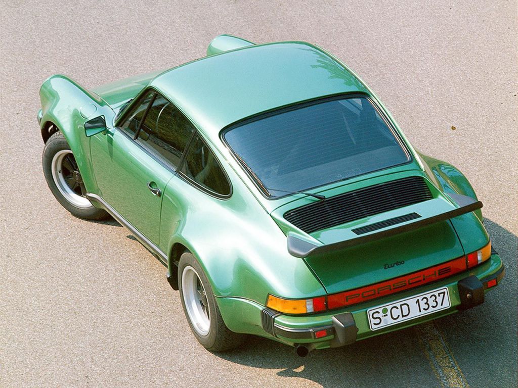 O Porsche 911 Turbo foi o primeiro esportivo com turbocompressor. 