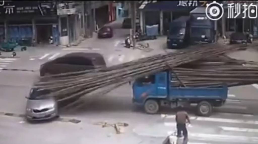 Carro empalado por bambu na China