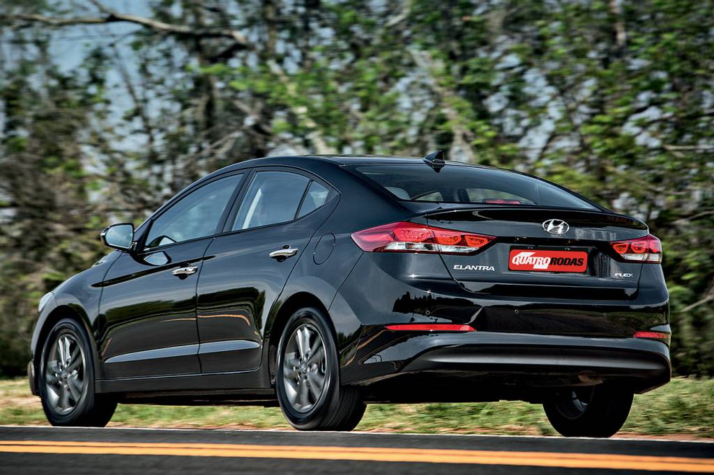 Hyundai Elantra Vendido em três versões, ele é sempre automático