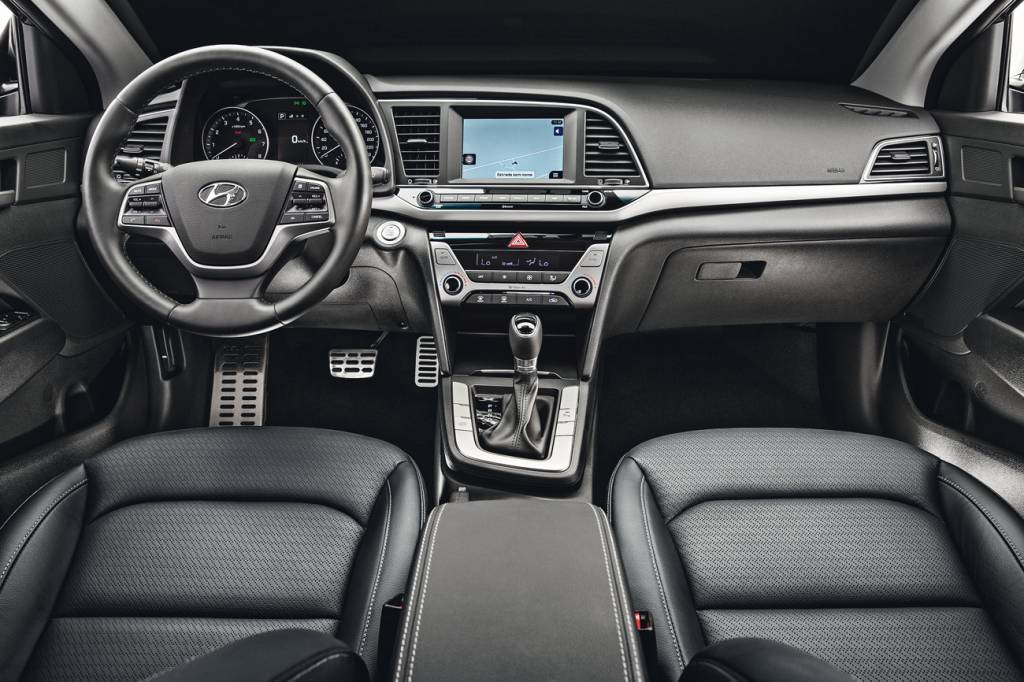 Hyundai Elantra O painel ganhou visual clássico e elegante