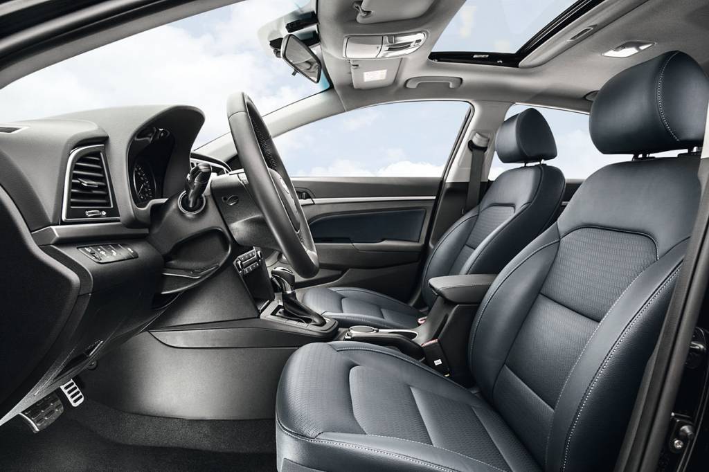 Hyundai Elantra Banco do motorista traz ajustes elétricos