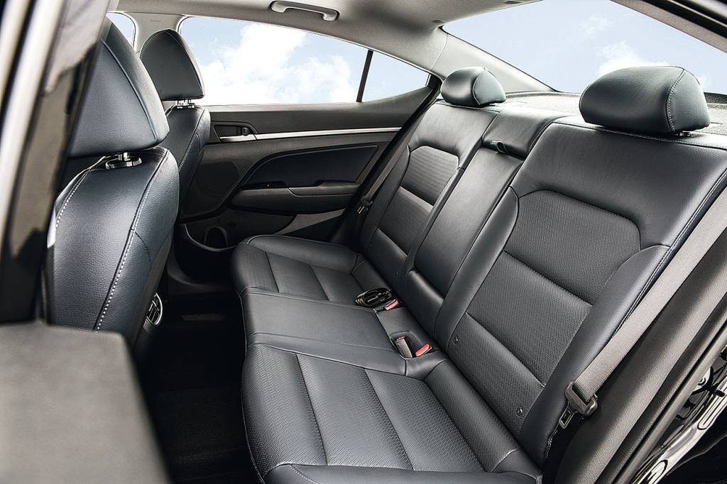 Hyundai Elantra Atrás há 12 mm a mais de largura
