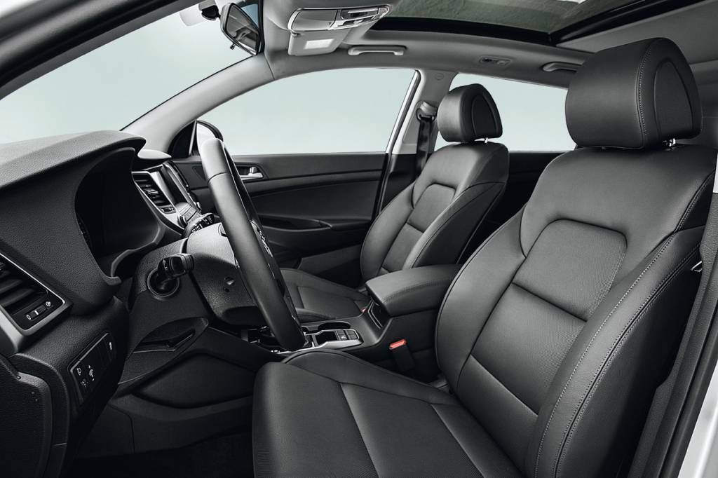 Hyundai New Tucson Bancos dianteiros possuem ajustes elétricos; na top de linha, há aquecimento e refrigeração