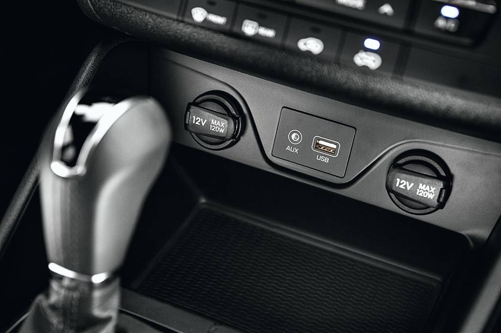 Hyundai New Tucson No console central os passageiros tem a disposição, entrada USB, auxiliar e duas tomadas 12V